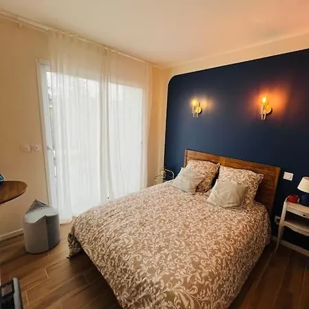 Bleu Marine Chic Calme Et Jardin Andrezieux-Boutheon
