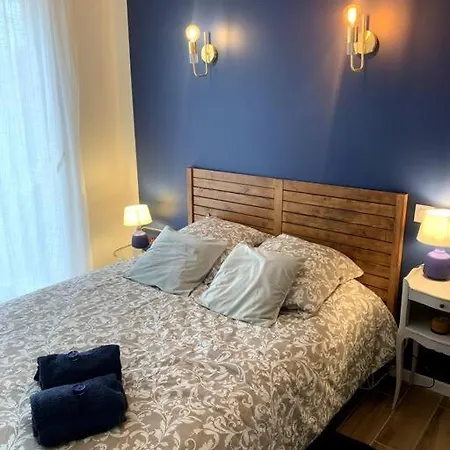 Bleu Marine Chic Calme Et Jardin Andrezieux-Boutheon
