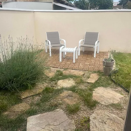 Bleu Marine Chic Calme Et Jardin Andrezieux-Boutheon